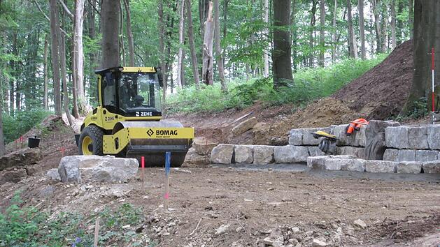 Der Fuchsstädter Waldfriedhof steuert seiner Fertigstellung entgegen, muss aber - Wege und Bänke betreffend -  noch nachgebessert werden.    Winfried Ehling