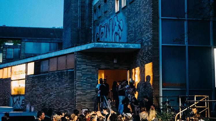 Der Verein "Franz Kafka" ist vor allem für seine Kunst-Festivals   im Kesselhaus bekannt (hier "FK:K 2019"). Er hat auch das "Reverse Graffiti" von Klaus Dauven an der Unteren Brücke  organisiert.   Marian Lenhard