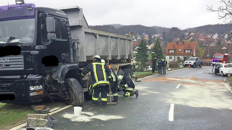 Am Ortseingang von Hiltpoltstein prallte der Fiat in den Lastwagen.