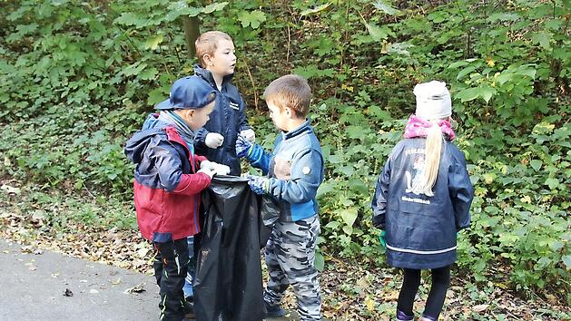 Mit Eifer waren die Kinder und Jugendlichen bei der Sache und suchten die Stra&szlig;enr&auml;nder nach M&uuml;ll ab.