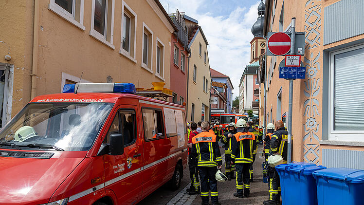 Gro&szlig;alarm in Bad Br&uuml;ckenau: Feuerwehr k&auml;mpft gegen Scheunenbrand