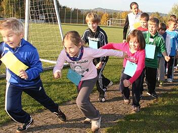 Auf geht's zum Sponsorenlauf an der Ziegelhüttener Schule. Foto: Sonja Adam