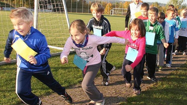 Auf geht's zum Sponsorenlauf an der Ziegelhüttener Schule. Foto: Sonja Adam