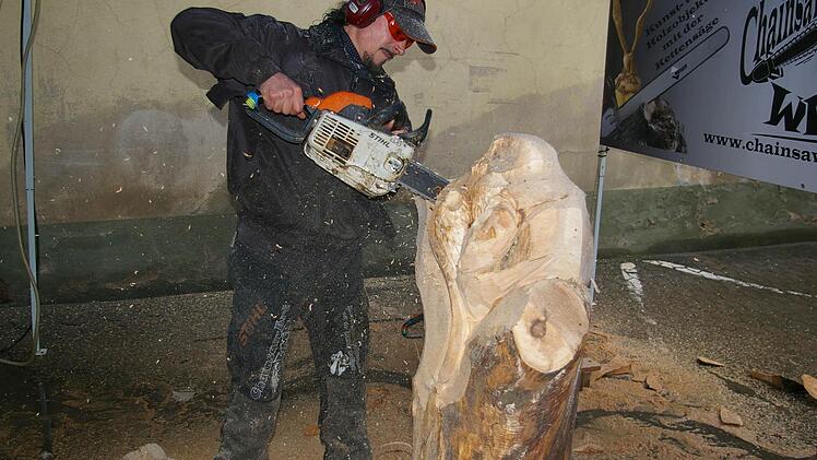 Holzkünstler mit Kettensäge