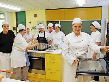 Viele Köche verderben nicht den Brei. Ökotrophologin Sylvia Motel (rechts) überwacht die Herstellung eines Menüs mit Spätzle, Schmorbraten, Karottengemüse und Rosenkohl. Sie unterrichtet die 10. Klasse in Ernährung und Hauswirtschaft. Fotos: Andreas Welz