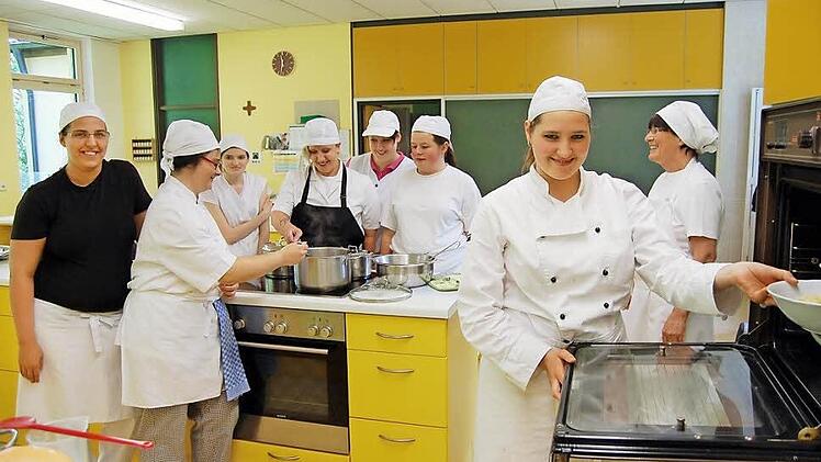Viele Köche verderben nicht den Brei. Ökotrophologin Sylvia Motel (rechts) überwacht die Herstellung eines Menüs mit Spätzle, Schmorbraten, Karottengemüse und Rosenkohl. Sie unterrichtet die 10. Klasse in Ernährung und Hauswirtschaft. Fotos: Andreas Welz