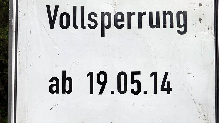 Schilder weißen bereits auf die Sperrung bei Dürrenwaid ab Montag hin. Foto: Michael Wunder