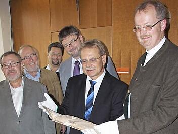 Die alten Bände muss man mit Schutzhandschuhen anfassen, um sie nicht zu beschädigen. Das Bild zeigt (von links): Hermann Wich, Wolfgang Simon, Stefan Wicklein, Elmar Kerner, Wolfgang Beiergrößlein und Thomas Teuchgräber. Fotos: Friedwald Schedel