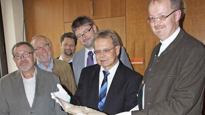 Die alten Bände muss man mit Schutzhandschuhen anfassen, um sie nicht zu beschädigen. Das Bild zeigt (von links): Hermann Wich, Wolfgang Simon, Stefan Wicklein, Elmar Kerner, Wolfgang Beiergrößlein und Thomas Teuchgräber. Fotos: Friedwald Schedel