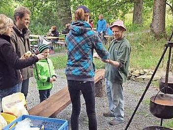Wandern macht hungrig: Eva und Harald Wirth bei der Essensausgabe an der Achatzmühle. Foto: Klaus-Peter Wulf