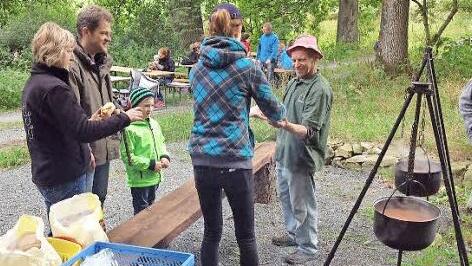 Wandern macht hungrig: Eva und Harald Wirth bei der Essensausgabe an der Achatzmühle. Foto: Klaus-Peter Wulf