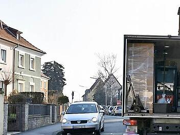 Im Wohngebiet "Östlich der Hofheimer Straße" in Haßfurt, in dem Tempo 30 gilt, wird die Stadt Haßfurt eine Parkverbotszone errichten. Parken ist dann nur in gekennzeichneten Flächen erlaubt. Unser Bild zeigt die Theodor-Mohrung-Straße, die nahe des Ezo-Kreisverkehrs in die Hofheimer Straße mündet. Foto: Ulrike Langer