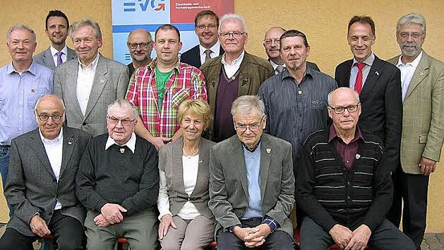 Diese Mitgliedsjubilare aus Bamberg und Umgebung nahmen ihre Auszeichnungen entgegen. Rechts EVG Regionalleiter Harald Schmid (W&uuml;rzburg) und DGB Regionsgesch&auml;ftsf&uuml;hrer Mathias Eckardt (Bamberg)  Foto: Klaus Oelzner