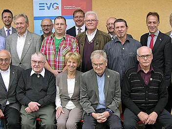 Diese Mitgliedsjubilare aus Bamberg und Umgebung nahmen ihre Auszeichnungen entgegen. Rechts EVG Regionalleiter Harald Schmid (Würzburg) und DGB Regionsgeschäftsführer Mathias Eckardt (Bamberg)  Foto: Klaus Oelzner