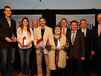 Die Bayerische Rundschau gratuliert ihren Bürgerpreisträgern. Unser Bild zeigt (von links) Christopher Schröder, Franziska Kintzel, Regionalverlagsleiter Bernd Seidel, Matthias Zeyher, Roswitha Jersch, Landrat Klaus Peter Söllner, BR-Redaktionsleiter Alexander Müller, Oberbürgermeister Henry Schramm und MGO-Geschäftsführer Walter Schweinsberg.Matthias Hoch
