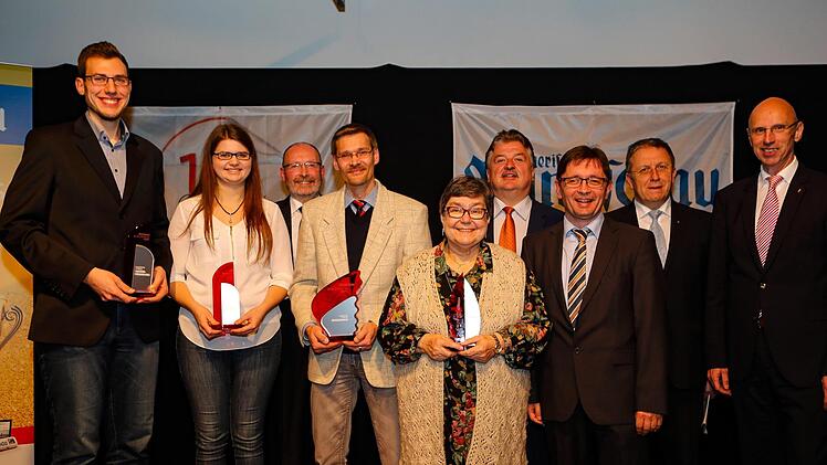 Die Bayerische Rundschau gratuliert ihren Bürgerpreisträgern. Unser Bild zeigt (von links) Christopher Schröder, Franziska Kintzel, Regionalverlagsleiter Bernd Seidel, Matthias Zeyher, Roswitha Jersch, Landrat Klaus Peter Söllner, BR-Redaktionsleiter Alexander Müller, Oberbürgermeister Henry Schramm und MGO-Geschäftsführer Walter Schweinsberg.Matthias Hoch
