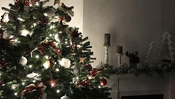 Heike Bachmann: "Hier ist unser Weihnachtsbaum, ziemlich traditionell in Rot, Gold und Weiß."