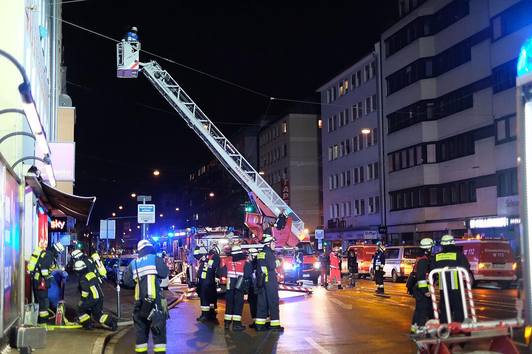 Mehrfamilienhaus in Nürnberg brennt: 12 Verletzte
