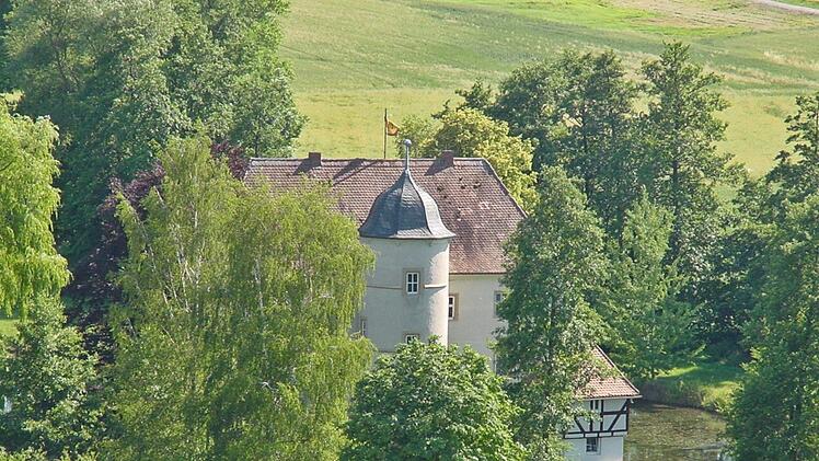 Das Wasserschloss Kleinbardorf und der dortige Skulpturenpark ist unter anderem als ein Treffpunkt Grabfeld im Gespräch. Foto: Hanns Friedrich