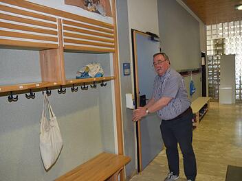 Rektor Reinhard Horn zeigt die Desinfektionsspender in der Grund- und Mittelschule Pressig, die derzeit noch installiert werden. Man wartet noch auf eine Lieferung vom Markt Pressig. In der Aula sowie vor und in jeder Toilette sind Desinfektionsspender angebracht. K.- H. Hofmann