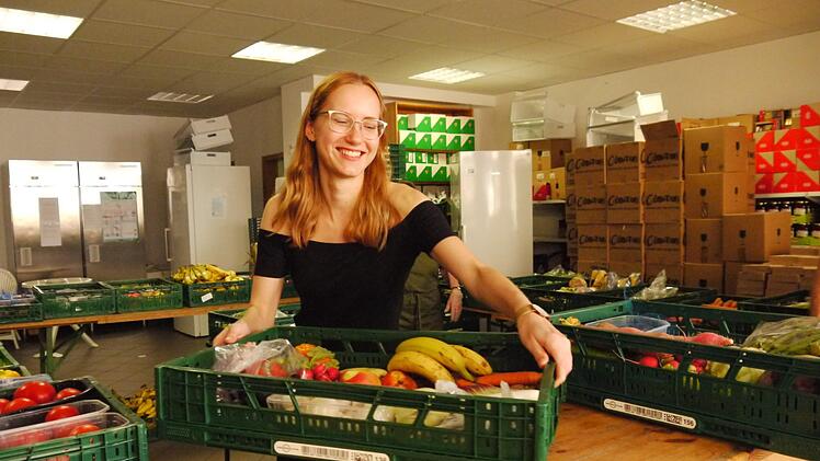 Die 19-jährige Eva Linder engagiert sich seit der Corona-Krise im Frühjahr bei der Haßfurter Tafel. Fotos: Rebecca Vogt