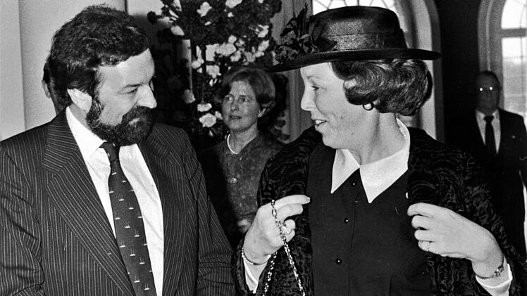 BZ-Chefreporter Pfeifer im Gespräch mit Hollands Königin Beatrix; in der Mitte Marianne von Weizsäcker, Ehefrau des Berliner Bürgermeisters Richard von Weizsäcker (1981-1984). Foto: Privatarchiv Pfeifer