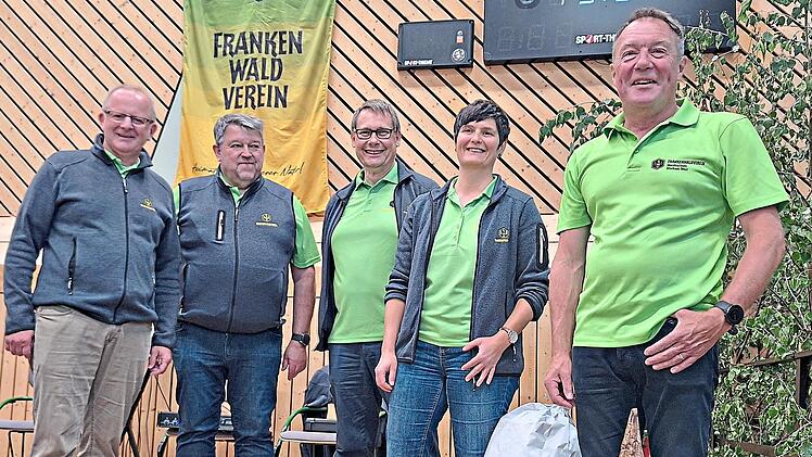 Hauptvorsitzender Stefan M&uuml;nch, Stellv. Hauptvorsitzender G&uuml;nter Demmig, Hauptvorsitzender Roland Wolfrum, Gesch&auml;ftsf&uuml;hrerin Julia Rubsch und der Nordhalbener FWV-Obmann Michael Wolf (von links).
