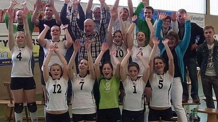 Spielerinnen, Trainer und Fans der SpVgg Ermershausen feierten den Klassenerhalt in Kitzingen mit der "La-Ola"-Welle.