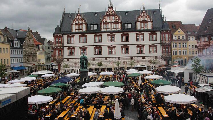 Der Blick vom Rathausbalkon.