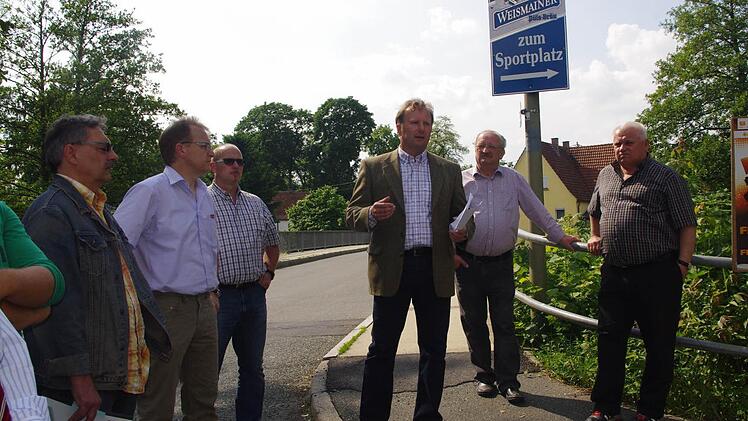 Markus Albrecht informiert auf der Rodachbrücke in Oberlangenstadt über notwendige Instandsetzungsmaßnahmen.