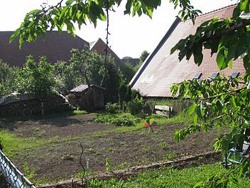 Im Ebracher Klosterbauernhof-Ensemble befinden sich viele Scheunen und auch Gärten...  Fotos: Hanslok