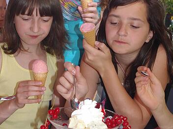 Es ist für die Schüler gar nicht so einfach, gleichzeitig ein Erdbeereis in der Waffel und einen Früchte-Eisbecher zu probieren. Foto: Heike Schülein