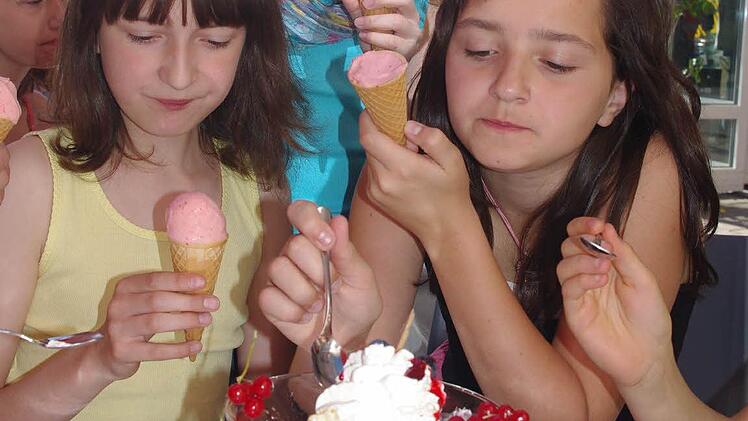 Es ist für die Schüler gar nicht so einfach, gleichzeitig ein Erdbeereis in der Waffel und einen Früchte-Eisbecher zu probieren. Foto: Heike Schülein