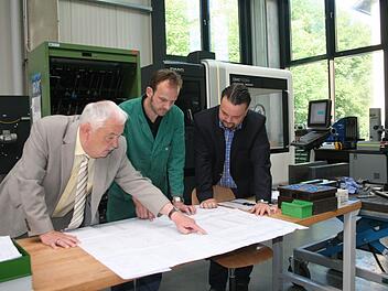 In den vergangenen Jahren haben viele Unternehmen im Landkreis Kronach Geld in ihre Standorte gesteckt. Die meisten Investitionsprojekte profitierten von der Wirtschaftsförderung. Auch die Firma Leiss aus Ludwigsstadt konnte vor wenigen Wochen einen Neubau einweihen. Im Bild (von links): Fritz Leiss, Mitarbeiter Frank Lipfert und Daniel Leiss. Foto: Veronika Schadeck