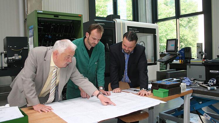 In den vergangenen Jahren haben viele Unternehmen im Landkreis Kronach Geld in ihre Standorte gesteckt. Die meisten Investitionsprojekte profitierten von der Wirtschaftsförderung. Auch die Firma Leiss aus Ludwigsstadt konnte vor wenigen Wochen einen Neubau einweihen. Im Bild (von links): Fritz Leiss, Mitarbeiter Frank Lipfert und Daniel Leiss. Foto: Veronika Schadeck