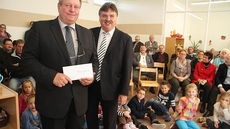 Bürgermeister Volker Schmiechen (links/SPD) dankte Landrat Klaus Peter Söllner (FW) für die Unterstützung - und den Scheck für den Hort. Foto: Sonja Adam