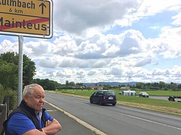 Karlheinz Wildgrube möchte, dass das Ortsschild in der Kulmbacher Straße versetzt wird - und zwar bis kurz vor die Einmündung der Kreisstraße in die B 289. Foto: Jürgen Gärtner
