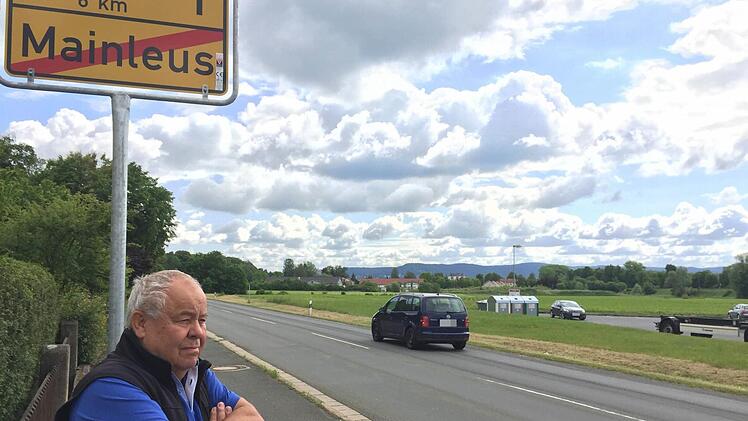 Karlheinz Wildgrube möchte, dass das Ortsschild in der Kulmbacher Straße versetzt wird - und zwar bis kurz vor die Einmündung der Kreisstraße in die B 289. Foto: Jürgen Gärtner