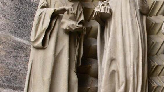 Die Statue Heinrichs (rechts) zeigt, dass die Sohle des linken Schuhs des Kaisers erhöht ist, um sein Hinken auszugleichen.  Fotos: Petra Mayer