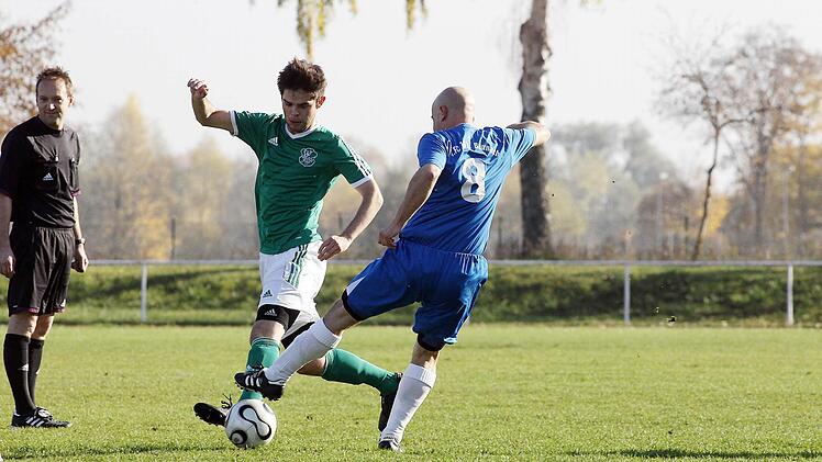 Florian Cron (r.) vom FC Baunach gegen David Wicht