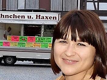 Ganna Kravchenko am Marktplatz Burkardroth, wo jeden Mittwoch ein kleiner Markt stattfindet. Foto: Kathrin Kupka-Hahn/ Archiv