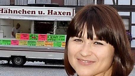 Ganna Kravchenko am Marktplatz Burkardroth, wo jeden Mittwoch ein kleiner Markt stattfindet. Foto: Kathrin Kupka-Hahn/ Archiv