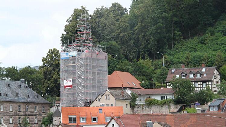 Für die Generalsanierung eingerüstet: der Rote Turm. Foto: Stephan Tiroch