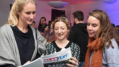 Projektredakteurin Isabelle Epplé (Mitte) im Gespräch mit Carol Germann (links) und Silvia Schmidt von der Grundschule Gößweinstein. Foto: Ronald Rinklef