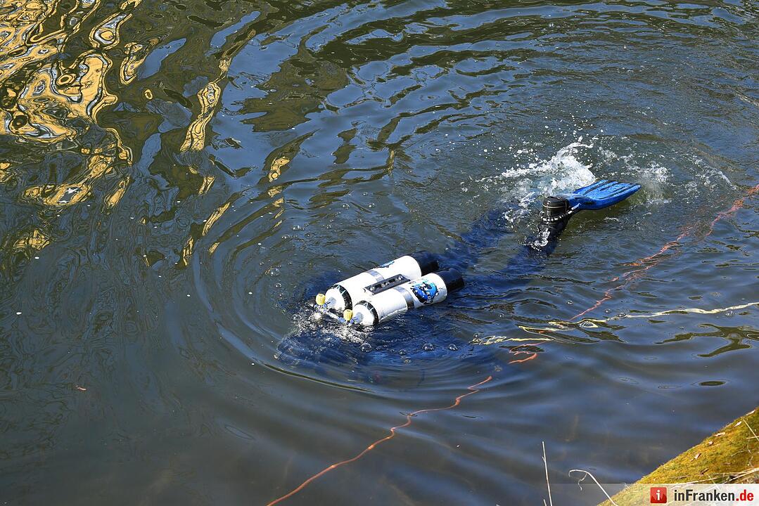 Nach Raubüberfall: Polizei und Taucher am alten Kanal in Bamberg