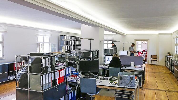Das Großraumbüro war ursprünglich ein Tanzsaal. Foto: Matthias Hoch