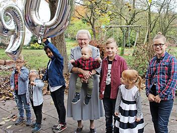 Von Urenkeln umringt: Betty Dorberth mit dem jüngsten Spross, dem einjährigen Moritz auf dem Arm  Foto: Evi Seeger