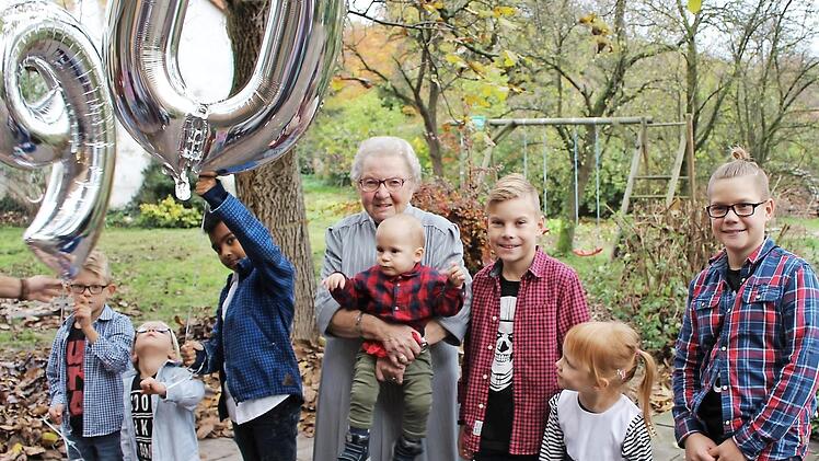 Von Urenkeln umringt: Betty Dorberth mit dem jüngsten Spross, dem einjährigen Moritz auf dem Arm  Foto: Evi Seeger