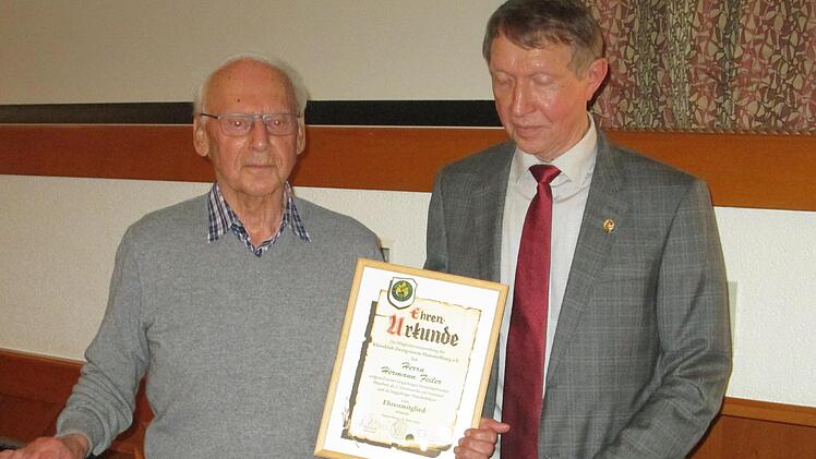Hermann Feiler (links) ist neues Ehrenmitglied im Hammelburger Rhönklub. Vorsitzender Alfred Jeurink überreichte ihm  die Ernennungsurkunde.