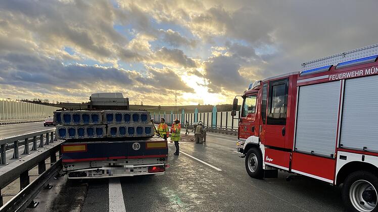 A9 bei M&uuml;nchberg: Lkw-Unfall und Stau